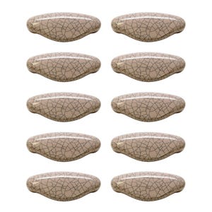 Puede incluir: Diez tiradores de armario beige con acabado craquelado sobre fondo blanco. Cada tirador tiene una forma curva y ergonómica, y la superficie está cubierta por una red de finas líneas oscuras.
