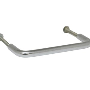 Pode incluir: Uma puxador de armário de metal prateado com bordas arredondadas e dois parafusos.