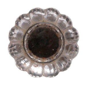 Op de afbeelding: Een glazen flesstopper van helder glas met een gegolfde rand en een zilverkleurige metalen bovenkant.