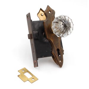Puede incluir: Pomo de puerta de latón antiguo con un pomo de cristal de vidrio transparente y una placa de golpeo a juego.