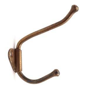 Puede incluir: Un gancho de pared de color bronce, de estilo vintage. El gancho tiene un diseño curvo con dos extremos redondeados y una placa de montaje. El metal tiene un aspecto ligeramente envejecido, lo que sugiere una estética clásica o antigua. Ideal para colgar abrigos.