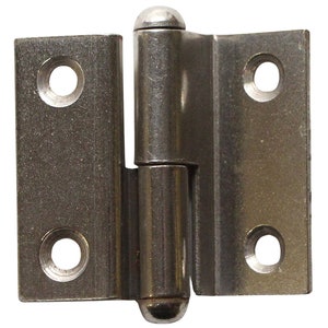 Puede incluir: Una bisagra de metal plateado con dos placas rectangulares y un barril redondo. La bisagra tiene dos agujeros en cada placa.