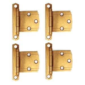 Puede incluir: Cuatro bisagras doradas con un diseño decorativo. Las bisagras son de metal y tienen un acabado pulido.