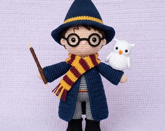 Patrón de ganchillo para niño mago en PDF, muñeco amigurumi de escuela de magia con búho, patrón de peluche para niño mago, tutorial de muñeco de ganchillo articulado, juguete de fantasía