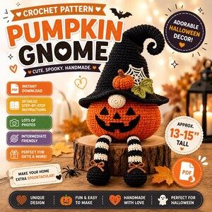 Peut inclure: Un modèle au crochet pour un gnome citrouille avec un corps rond orange en forme de citrouille au visage de lanterne, portant un grand chapeau pointu noir orné d'une petite citrouille, d'une toile d'araignée blanche et de feuilles vertes.