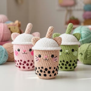 Puede incluir: Juego de tres tazas de cerámica con acabado mate moteado. Las tazas son de color crema, marrón claro y marrón oscuro. Cada taza tiene un diseño simple y minimalista.