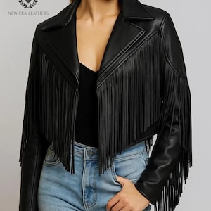 Könnte beinhalten: Schwarze Lederjacke mit Fransen. Die Jacke hat einen Reverskragen und lange Ärmel. Die Fransen befinden sich auf der Vorderseite und an den Ärmeln. Der Markenname "NEW ERA LEATHERS" ist oben links sichtbar.