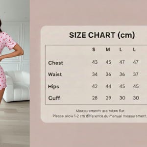 Puede incluir: Mono rosa con estampado de corazones. El mono tiene un escote en V y mangas cortas. Se muestra una tabla de tallas en cm, que muestra medidas de pecho de 43 cm a 49 cm.