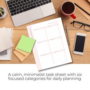 Puede incluir: Una hoja de gestión de tareas blanca con detalles en rosa y casillas de verificación, diseñada para la planificación diaria. También se ven un portátil, una taza de café, un teléfono y notas adhesivas.