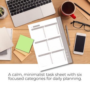 Puede incluir: Una hoja de gestión de tareas minimalista con seis categorías para la planificación diaria. La hoja está sobre un escritorio de madera, junto con un portátil, una taza de café, un teléfono y notas adhesivas.