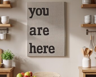 You Are Here Leinwand Kunst, Minimale Typografie Wanddekoration, Neutrales Modernes Zitat Kunstwerk, Skandinavische Küche Wand Leinwand, Neues Zuhause Geschenk