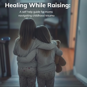 Puede incluir: Dos niñas en pijama se abrazan en una escalera, una de ellas con un osito de peluche. La imagen tiene texto en la parte superior que dice "Healing While Raising: A self help guide for moms navigating childhood trauma."