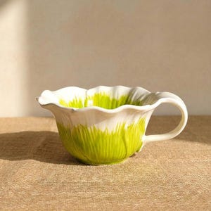 Juego de tazas con diseño floral hechas a mano, 5 colores, hermosa taza y platillo de cerámica con forma de flor, linda decoración de cocina, regalos únicos para el hogar, taza de café y té. Green Mug Only