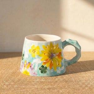 Taza de cerámica con estampado floral de girasoles, taza de café pintada a mano con flores silvestres amarillas, taza de té floral color turquesa, taza de cerámica artesanal, regalo floral estilo cottagecore