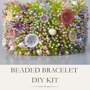 Puede incluir: Una pulsera ancha de tipo brazalete con una textura densa de pequeñas cuentas verdes, rosas, moradas y blancas con acentos nacarados. Debajo de la pulsera, el texto dice: BEADED BRACELET DIY KIT Materials + Tutorial. El diseño es muy detallado.