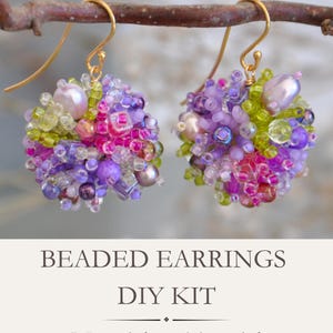 Op de afbeelding: Een paar kralenoorbellen met een cluster van paarse, roze en limoengroene kralen met goudkleurige haken. De tekst BEADED EARRINGS DIY KIT Materials + Tutorial staat onder de oorbellen gedrukt op een lichte achtergrond.