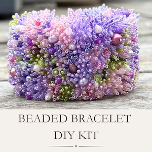 Peut inclure: Un bracelet manchette large composé de perles denses et texturées dans des tons violet, rose et vert lime, avec des perles et cristaux dispersés. Le texte ci-dessous indique BEADED BRACELET DIY KIT, Materials + Tutorial.