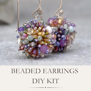 Könnte beinhalten: Ein Paar Perlenohrringe mit Clustern aus mehrfarbigen Glasperlen in Violett-, Gold- und Blautönen, die an silberfarbenen Ohrhaken hängen. Der Text darunter lautet BEADED EARRINGS DIY KIT Materials + Tutorial.