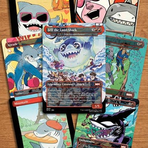Peut inclure: Plusieurs cartes Magic: The Gathering avec des illustrations de requins de dessins animés. Les cartes présentent des requins dans diverses situations, comme portant des lunettes de soleil, tenant une baguette et dans une pose de super-héros. Les cartes sont étiquetées avec du texte.