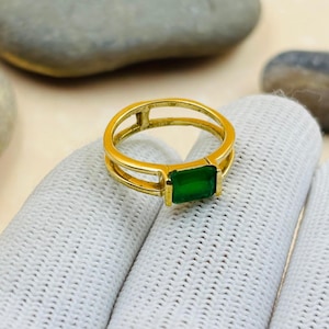 Anillo de piedra verde Anillo de oro con corte rectangular Anillo de doble banda Anillo de marco abierto Anillo de piedra color esmeralda Anillo geométrico minimalista