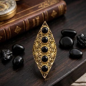 Filigranring i guld med svarta stenar, lång sköldring, cabochonring med flera stenar, guldring i vintagestil, djärv triangelring