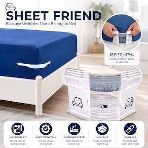 Könnte beinhalten: Ein weißer Bettlakenhalter mit dem Text "SHEET FRIEND" und "Because Wrinkles Don't Belong in Bed". Das Bild zeigt ein blaues Spannbettlaken auf einem Bett und den Bettlakenhalter. Der Halter soll die Laken an Ort und Stelle halten.