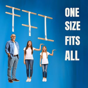 Puede incluir: Se muestran tres herramientas de altura ajustable de madera y blancas sobre un grupo de personas. El texto "ONE SIZE FITS ALL" est&aacute; en letras blancas sobre un fondo azul. Las herramientas tienen una barra de madera y una correa blanca.