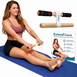 Puede incluir: Un dispositivo de estiramiento de madera con asas negras y rojas y una correa blanca. Una persona usa el dispositivo sobre una esterilla azul. El texto "Extend Friend" es visible en el dispositivo y en una tarjeta promocional.