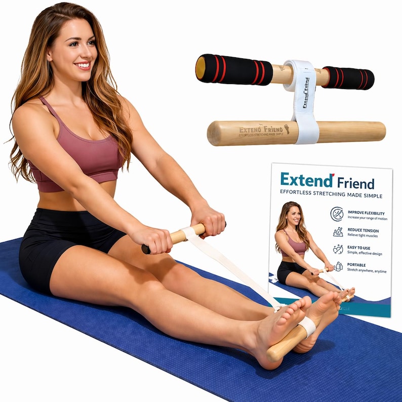 Puede incluir: Un dispositivo de estiramiento de madera con asas negras y rojas y una correa blanca. Una persona usa el dispositivo sobre una esterilla azul. El texto "Extend Friend" es visible en el dispositivo y en una tarjeta promocional.