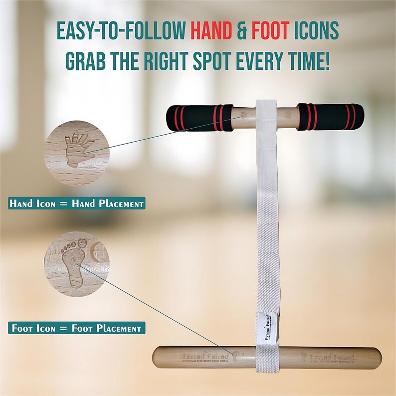 Puede incluir: Un dispositivo de estiramiento de madera con asas acolchadas negras y rojas y una correa blanca. El texto "EASY-TO-FOLLOW HAND & FOOT ICONS GRAB THE RIGHT SPOT EVERY TIME!" est&aacute; en la parte superior. Tambi&eacute;n se muestran iconos de colocaci&oacute;n de manos y pies.