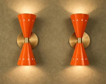 Aplique de pared de doble cono Century Modern de latón y color naranja medio, hecho a mano