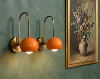 Apliques de pared de latón modernos de mediados de siglo, iluminación retro hecha a mano con pantallas de acento naranja, lámparas de pared de estilo vintage para sala de estar o dormitorio.