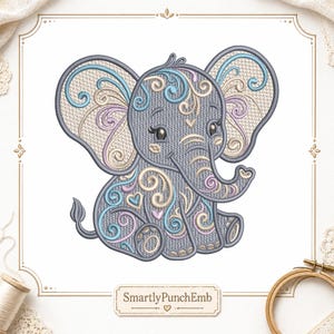 K&ouml;nnte beinhalten: Ein grauer, gestickter Elefant mit komplizierten Wirbel- und Herzmustern in Hellblau, Lavendel und Creme. Der Elefant hat gro&szlig;e Ohren und sitzt. Der Text "SmartlyPunchEmb" befindet sich unten.