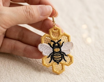 Diseño de bordado de pendientes de encaje con abeja dorada, abejas FSL independientes (archivo digital)