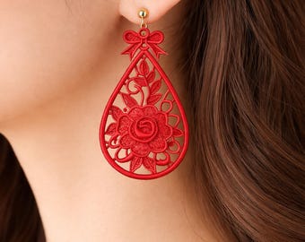 Diseño de bordado de aretes de encaje de rosa roja, descarga digital / Joyería floral FSL / Ajuste de aro 4x4