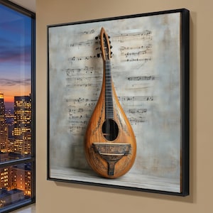 Op de afbeelding: Een ingelijste print met een houten luit tegen een achtergrond van oude bladmuziek. De luit, met zijn peervormige body en lange hals, heeft een warme bruine kleur. De achtergrond is een vervaagd grijs en wit, met zichtbare muzieknoten.