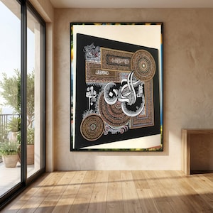 Può includere: Un'opera d'arte incorniciata con calligrafia araba bianca su sfondo nero. Il design incorpora motivi geometrici dorati, marroni e rossi, con elementi circolari e rettangolari. L'opera è esposta in una stanza con pavimento in legno.