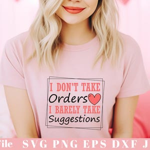Op de afbeelding: Een lichtroze t-shirt met de tekst "I DON'T TAKE Orders I BARELY TAKE Suggestions" in een zwart omlijnde doos, met een rood hart. De woorden "Digital File SVG PNG EPS DXF JPG Ai" staan onderaan.