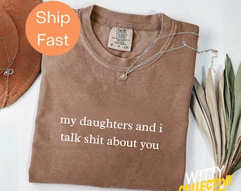 Camiseta divertida para la familia Comfort Colors® Mis hijas y yo hablamos mal de ti
