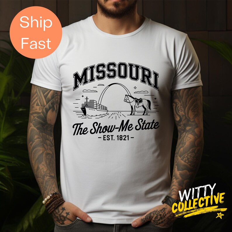 Puede incluir: Camiseta blanca con un dise&ntilde;o gr&aacute;fico negro. El dise&ntilde;o incluye la palabra "MISSOURI", un barco, un caballo y un arco. El texto "The Show-Me State - EST. 1821-" est&aacute; debajo. La camiseta la lleva una persona.