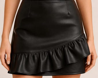 Shorts negros de piel sintética con corte en A, detalle de cremallera en la cintura alta, estilo urbano minimalista.