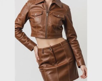 Conjunto de chaqueta corta de cuero marrón y minifalda – Conjunto coordinado a medida
