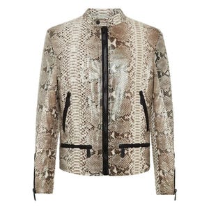 Peut inclure: Veste à motif peau de serpent avec un col montant et une fermeture éclair noire sur toute la longueur. La veste présente des détails noirs sur les poches et les poignets. La palette de couleurs comprend des tons beige, marron et noir.