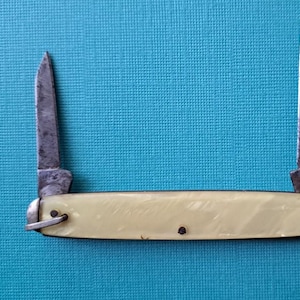 Vintage 3 inch Pocket Knife, 2 Blades, Metal Bolsters, Bail