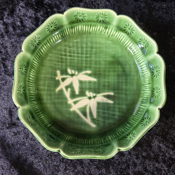 Bol para servir esmaltado en verde, estilo vintage con diseño floral estilizado.