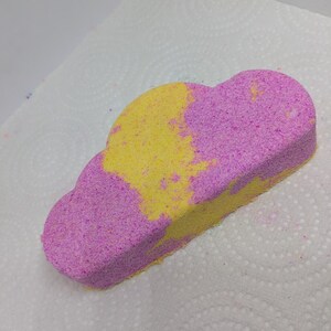 Dream cloud bath bomb