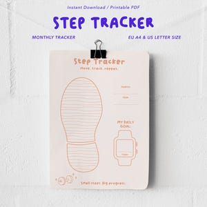 Könnte beinhalten: Ein druckbares Schritt-Tracker-Dokument mit dem Text Step Tracker, move. track. repeat. und Small steps. Big progress. Das Design enthält den Umriss eines Schuhabdrucks, ein Smartwatch-Symbol mit der Aufschrift My Daily Goal sowie Zeilen für Monat und Jahr.