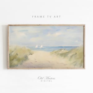 Könnte beinhalten: Ein gerahmter digitaler Kunstdruck, der eine Strandszene darstellt. Das Kunstwerk zeigt einen sandigen Pfad, der zum Meer führt, mit Segelbooten am Horizont. Der Himmel ist ein sanftes Blau, und die Gesamtpalette ist gedämpft und beruhigend. Der Text "FRAME TV ART" steht oben.