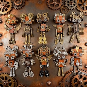 Op de afbeelding: Een verzameling steampunk-stijl robotfiguren. Elke robot is gemaakt van hout, metalen tandwielen en diverse gereedschappen, met vleugels en muziekinstrumenten. De robots zijn gerangschikt op een koperkleurig oppervlak met tandwielen.