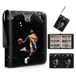 Könnte beinhalten: Ein schwarzer Sammelkartenordner mit Reißverschluss und einer Grafik eines Basketballspielers im gelb-violetten Trikot, der zum Dunk ansetzt. Der Ordner verfügt über eine schwarze Handschlaufe und interne Kunststoffhüllen mit Sammelkarten.